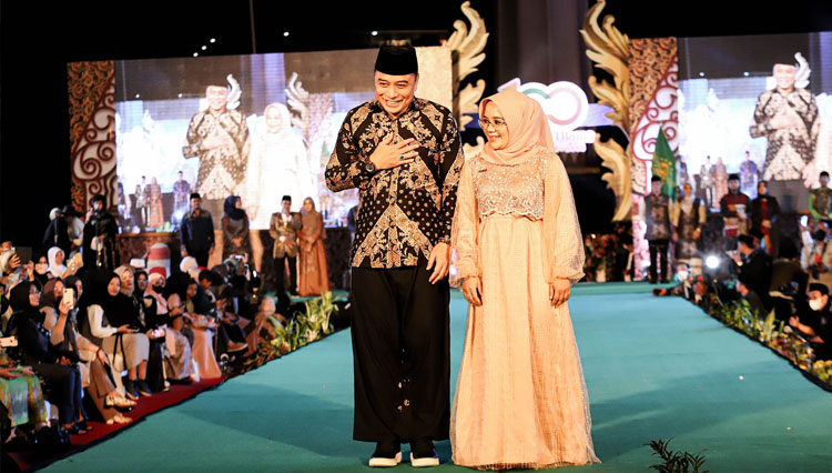 Wali Kota Eri Cahyadi dan Rini Indriyani Peragakan Busana karya Desainer Muda NU
