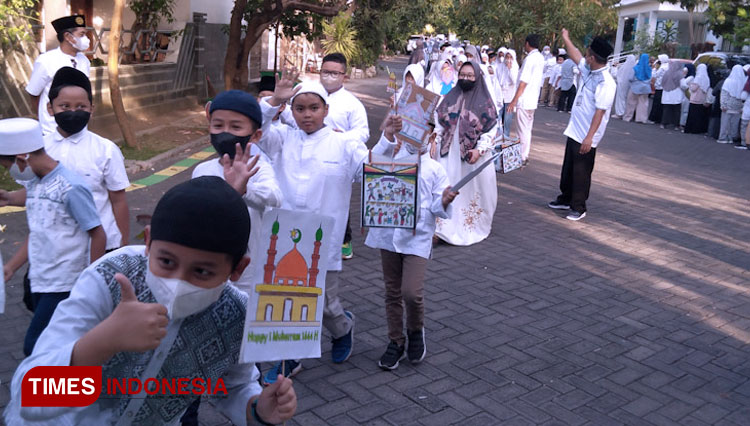 Pawai damar kurung oleh siswa SD Mugeb Gresik (FOTO: Akmal/TIMES Indonesia).