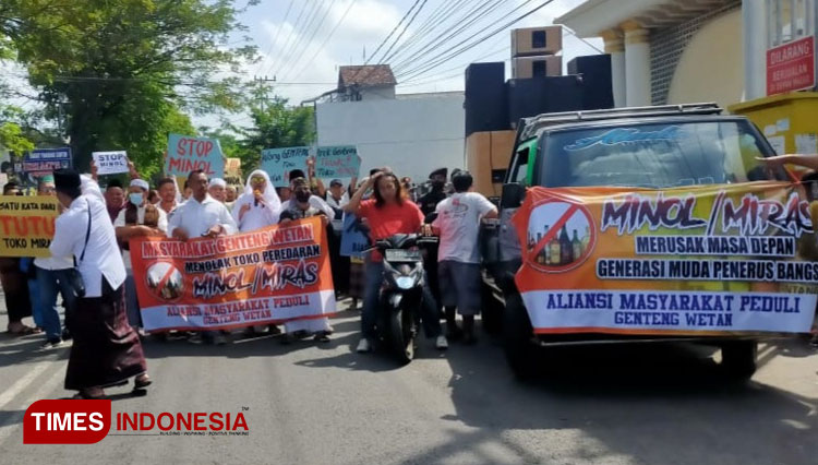 Aksi-unjuk-rasa-warga-Genteng-a.jpg