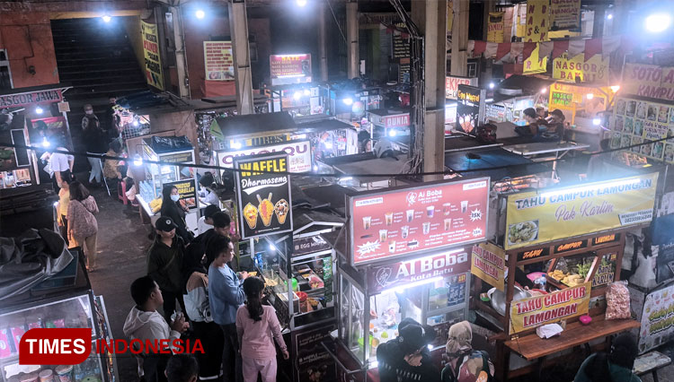 The merrier look of food stalls at Alun-alun Batu at night. (PHOTO: Adam Chesar Gunawan/TIMES Indonesia)