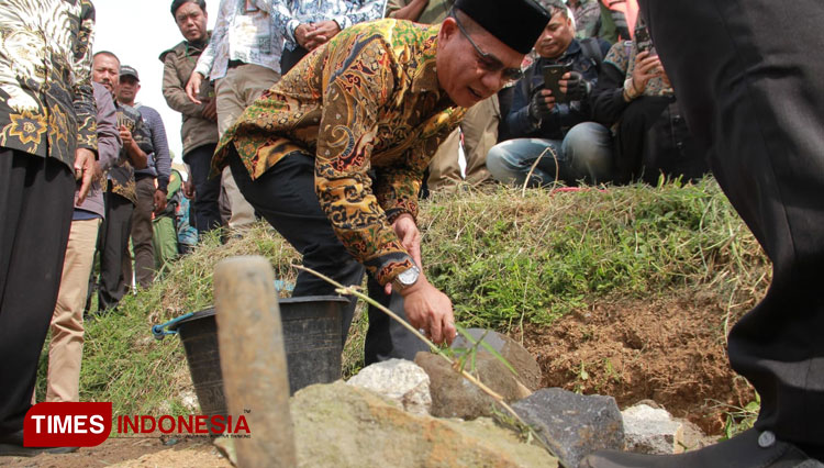 Bupati-Dadang-a.jpg