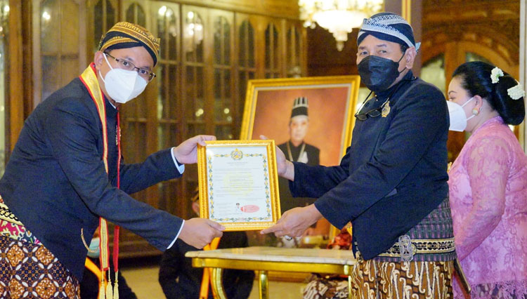 Bupati Sidoarjo, H. Ahmad Muhdlor Ali, S.IP secara resmi menjadi bagian dari keluarga besar Keraton Solo setelah menerima gelar Kanjeng Raden Aryo Tumenggung. (Foto: Pemkab Sidoarjo)