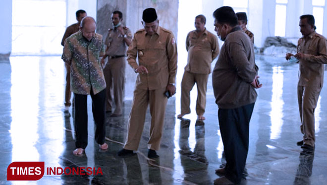 Bupati Nagan Raya, H Jamin (menggunakan peci) saat melihat salah satu bagian lantai 'Masjid Giok' di Nagan Raya, Aceh. (FOTO: Dok TIMES Indonesia)