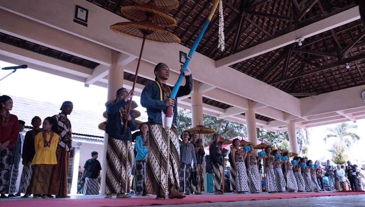 Prosesi Kirab upacara ritual 1 Suro di Pamuksan Sri Aji Joyoboyo,Desa Menang, Kecamatan Pagu, Kabupaten Kediri, Sabtu, (30/07/2022). (FOTO: Diskominfo Kabupaten Kediri) 