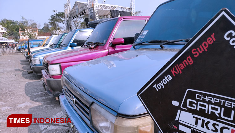 Ratusan-Toyota-Kijang-berderet.jpg
