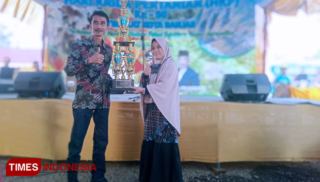 Kepala Desa Langensari saat menerima tropi dari Wakil Walikota sebagai juara umum hari Krida Pertanian tingkat Kota Banjar tahun 2022. (Foto: Susi/TIMES Indonesia)