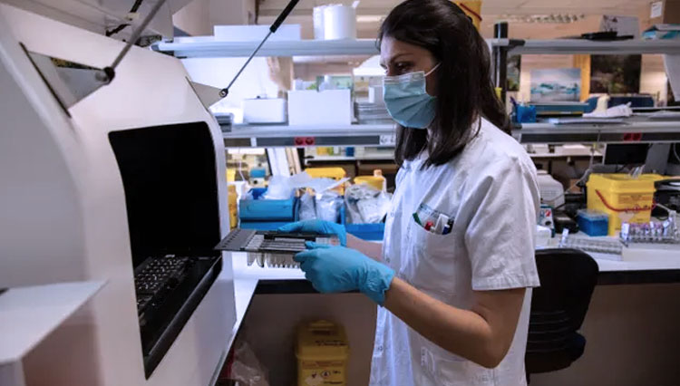 Petugas laboratorium Madrid, Spanyol memeriksa sampel yang diduga merupakan monkeypox. (FOTO: Pablo BlazquezDominguez/Getty Images) 