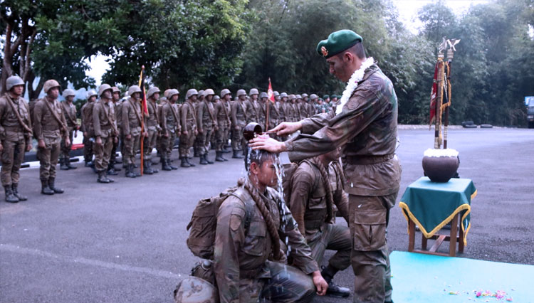 Tradisi Satuan pengukuhan prajurit oleh Danyonif Raider 323/BP Kostrad (FOTO: Batalyon Raider 323/BP)
