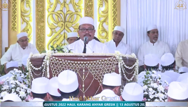 Haul-Akbar-Gresik-di-Jalan-Veteran--b.jpg