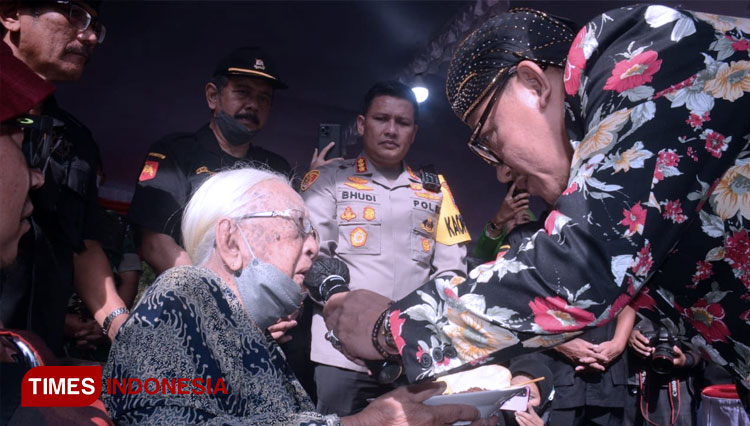 Wali Kota Malang, Sutiaji saat bertemu saksi hidup peristiwa Pejuang Trip Jalan Salak. (Foto: Adhitya Hendra/TIMES Indonesia)