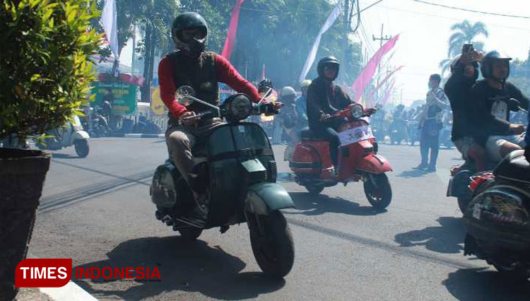 Sejumlah pecinta Vespa ambil bagian di Kediri Numpak Vespa, Minggu, (31/07/2022). (foto : Yobby/Times Indonesia) 