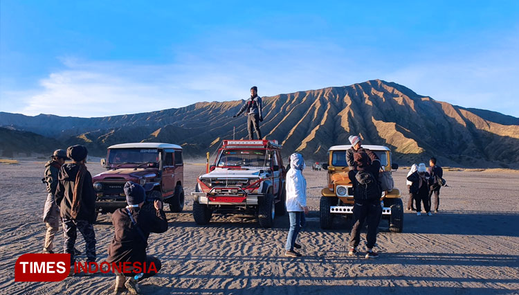 Wisatawan menikmati panorama Gunung Bromo. (Foto: Dokumen/TIMES Indonesia)