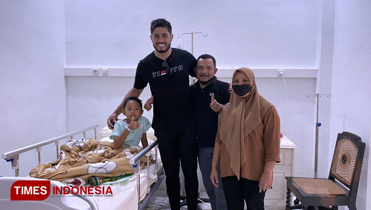Kiper Arema FC Adilson Maringa Jenguk Aremania yang Dirawat di RSIA Mawar Malang