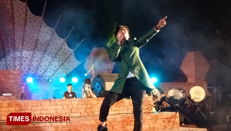 Charly Van Houten saat membawakan lagu pada puncak peringatan hari jadi Kota Cirebon ke-653. (Foto. Muslimin/TIMES Indonesia) 