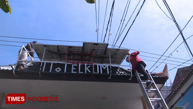 ITTelkom Surabaya Kembangkan Panel Surya Berbasis IoT di Kampung Oase