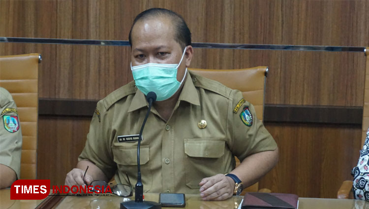 Vidya Buana Kepala Bidang (Kabid) Yanmed (Pelayanan Medis) dan Keperawatan RSUD Jombang saat konferensi pers. (FOTO : Rohmadi/TIMES Indonesia)