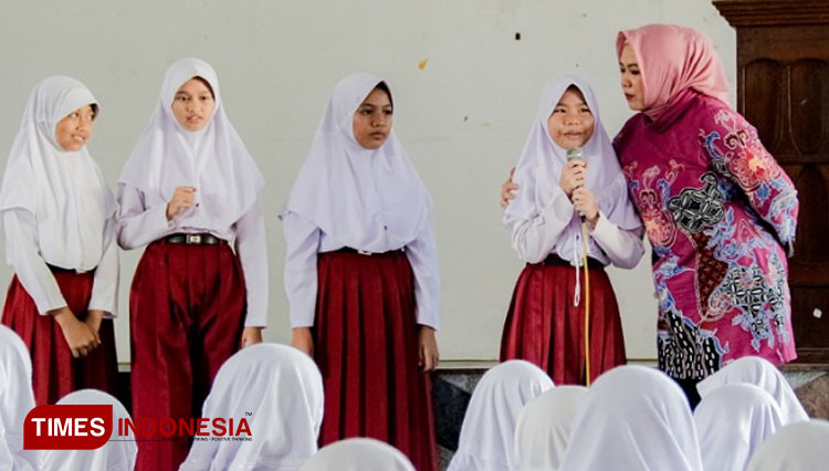 Ida Nurlaela Wiradinata mengedukasi peserta didik SD untuk makan ikan. (foto: Syamsul Ma'arif/TIMES Indonesia)