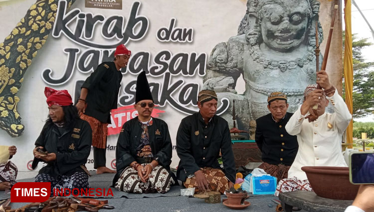 Dalang Ki Harjito Mudho Darsono memimpin jamasan puluhan pusaka dengan air bertuah dan kembang setaman di Arca Totok Kerot, Kediri, Selasa (2/8/2022). (Foto: Lely Yuana/TIMES Indonesia)