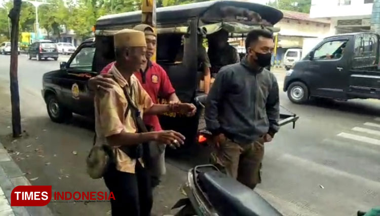 Pengamen yang viral karena nyawer biduan dangdut di Probolinggo, ditangkap Satpol PP.(Foto: Dicko W/TIMES Indonesia)