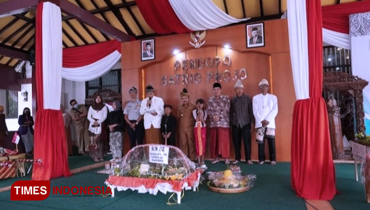 Warga mengarak tumpeng sebagai rangkaian bersih desa Kelurahan Temas. (FOTO: Muhammad Dhani Rahman/TIMES Indonesia)