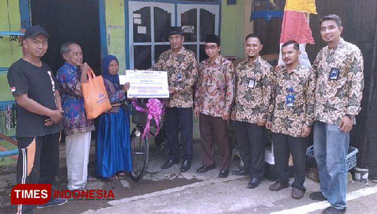 Dariyah warga Gumilir Cilacap yang mendapat bantuan sepeda untuk menunjang usaha jualan kue kelilingnya. (FOTO: Sutrisno/TIMES Indonesia)
