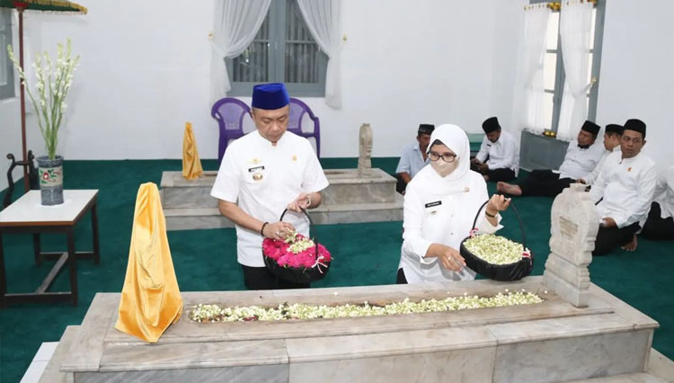 Bupati Blitar Rini Syarifah bersama Wakil Bupati Blitar Rahmat Santoso ziarah ke makam Pangeranan di Kecamatan Sananwetan Kota Blitar, Rabu (3/07/2022). (Foto: Prokopim Kab Blitar)