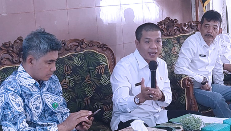 Bupati Bandung Dadang Supriatna saat beraudiensi dengan para pengusaha di Rumah Jabatan Bupati Bandung di Soreang, Rabu (3/8/2022). (Foto: Iwa/TIMES Indonesia)