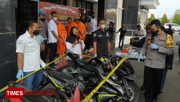 Kapolres Sumedang AKBP Indra Setiawan saat menunjukan barang bukti kasus ranmor di Mapolres Sumedang Jabar, Rabu (3/8/2022).