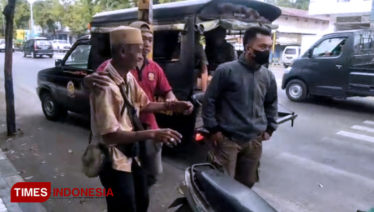 Mulyadi, saat diamankan Satpol PP di lampu merah Kraksaan, Kabupaten Probolinggo. (Foto: Dicko W/TIMES Indonesia)
