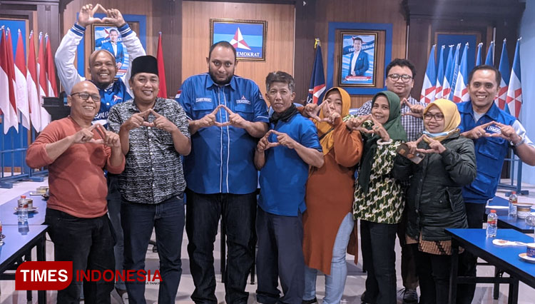 Enam Ketua DPAC dari 13 DPAC Partai Demokrat se-Surabaya bertemu dengan Sekretaris DPD Partai Demokrat Jatim Reno Zulkarnaen di Kantor DPD Partai Demokrat Jatim, Surabaya, Rabu (3/8/2022). (FOTO: Lely Yuana/TIMES Indonesia)