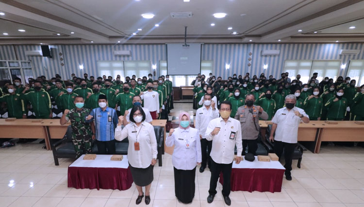 Pasukan Pengibar Bendera berfoto bersama Sekda Kota Probolinggo Ninik Ira Wibawati (depan, tengah). (FOTO: Agus Purwoko/TIMES Indonesia)
