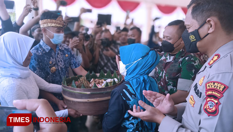 Pulomajeti Gelar Hajat Bumi, Persembahkan Seba ke Pendopo Kota Banjar