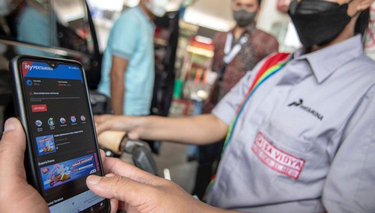 Warga menunjukan aplikasi MyPertamina saat mengisi bahan bakar pertalite di SPBU Pertamina(Foto: Muhammad Adimaja/ANTARA FOTO)