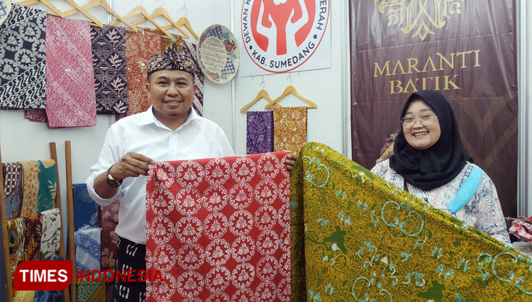 KadiskopUKMPP Kabupaten Sumedang, Hari Tri Santosa dan Owner Maranti Batik, Hanifah saat menunjukan batik khas Sumedang Jabar, Jum'at (5/8/2022). (FOTO: Alan Dahlan/TIMES Indonesia)