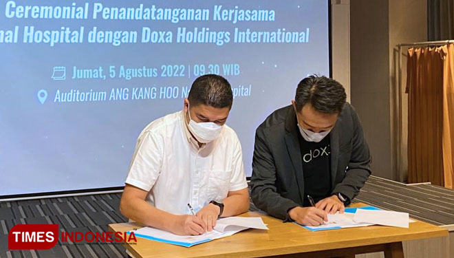 Penandatanganan kerjasama antara CEO National Hospital Ang Hoey Tiong (kiri) dan Henry Kwan salah satu pendiri Doxa Holdings International. (foto: Shinta Miranda/TIMES Indonesia)