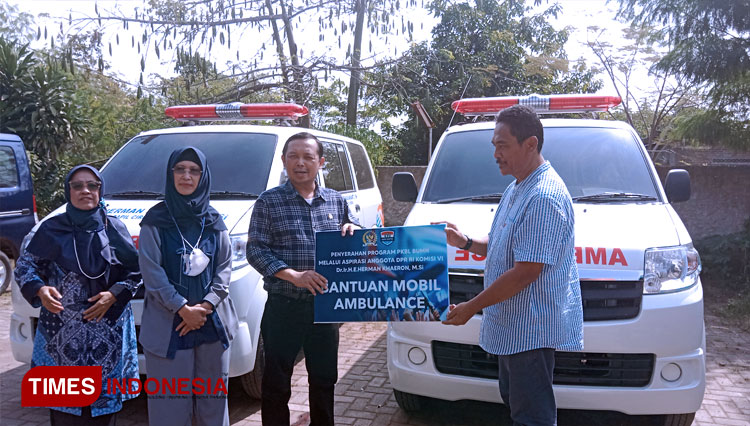 Serahkan Bantuan Mobil Ambulans di Kota Cirebon, Hero: Silahkan Dipakai Gratis