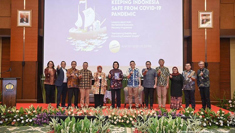 Menkeu dalam acara Soft Lauching Buku 'Keeping Indonesia Safe from Covid-19 Pandemic'. (FOTO: dok. Kemenkeu)