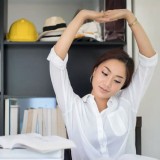 5 Gerakan Stretching Ringankan Pegal Saat Bekerja