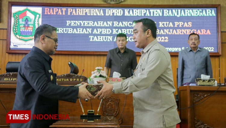 Pj Bupati Banjarnegara Serahkan Rancangan Perubahan KUA PPAS 2022 ke DPRD