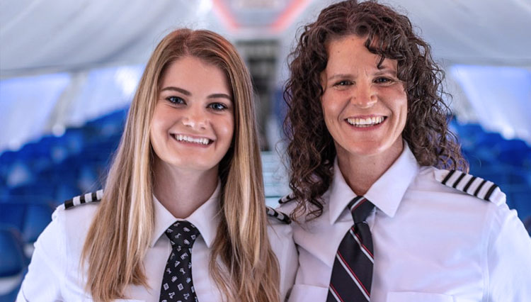 Menginspirasi, Ibu dan Anak Perempuan Ini jadi Pilot dan Co-Pilot Pesawat yang Sama