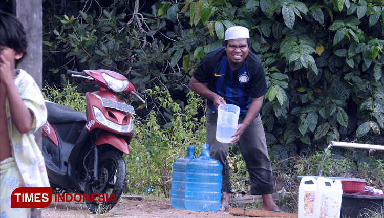 Pelayanan PDAM Terganggu, Warga Kota Taliabu Terpaksa Tampung Air Hujan
