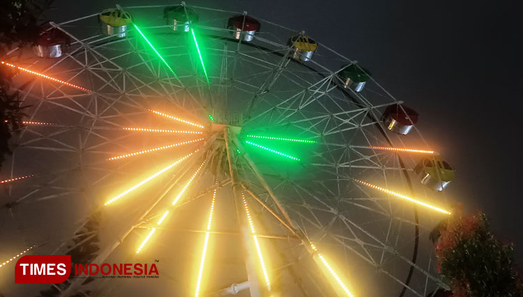 Pemandangan Bianglala dengan dekorasi permainan cahaya yang ada (Foto: Adam Chesar Gunawan/TIMES Indonesia)