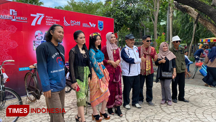 Para pengunjung berswafoto dengan para model lokal di lokasi CFD Kota Kraksaan. (Foto: Abdul Jalil/TIMES Indonesia)