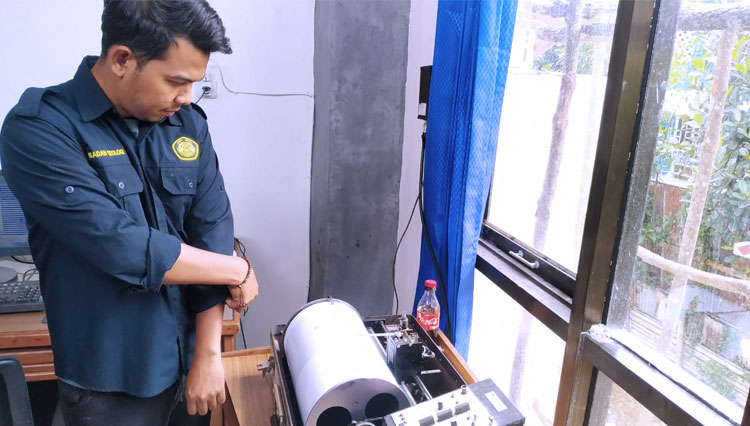 Ketua Pos Pengamatan Gunung Api Dempo, Megian Nugraha melihat alat sesmograf di Pos Pemantau Gunung Api Dempo Kelurahan Gunung Dempo Kecamatan Pagaralam Utara Kota Pagaralam. (Foto: Asnadi/TIMES Indonesia)