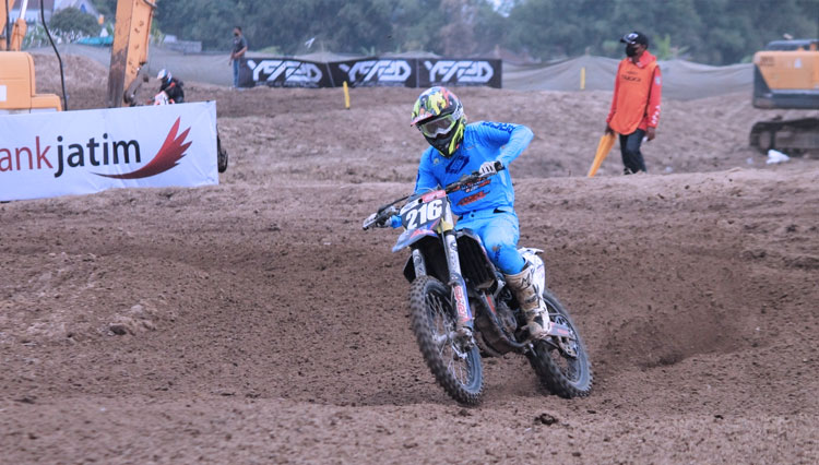 Aksi crosser Lamongan, Ananda Rigi Aditya, di ajang Kejurnas Motocross IndoMX seri pertama, di Sirkuit Jotosanur Lamongan, Minggu (7/8/2022). (Foto: Ananda Rigi (biru muda)