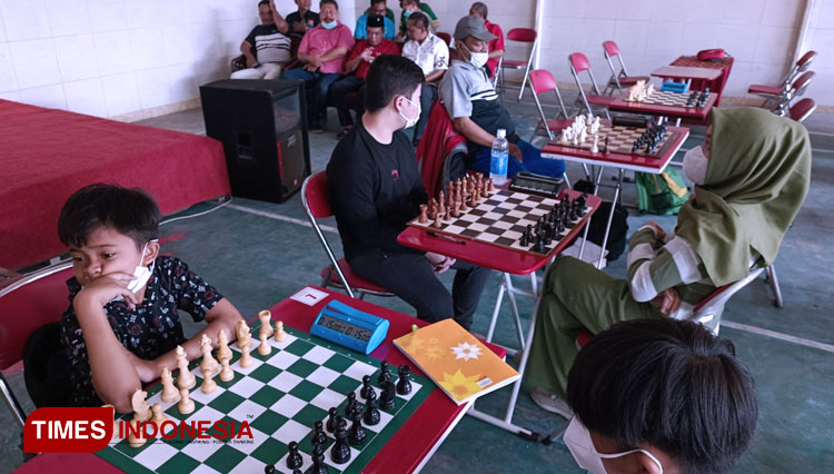 Sejumlah peserta saat mengikuti turnamen catur bertajuk 'YYEP CHESS CUP 2022' yang di gelar di Kawasan Waru, Sidoarjo. (Foto: Rudi Mulya/TIMES Indonesia)