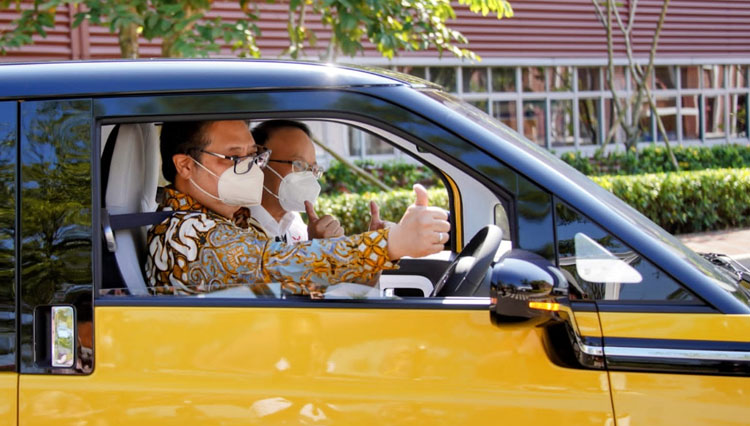 Menko Perekonomian RI Airlangga Hartarto mencoba kendaraan listrik Wuling Air EV di PT SGMW Motor Indonesia Cikarang, Jawa Barat, Senin (8/8/2022). (Foto: Kemenko Perekonomian for TIMES Indonesia)