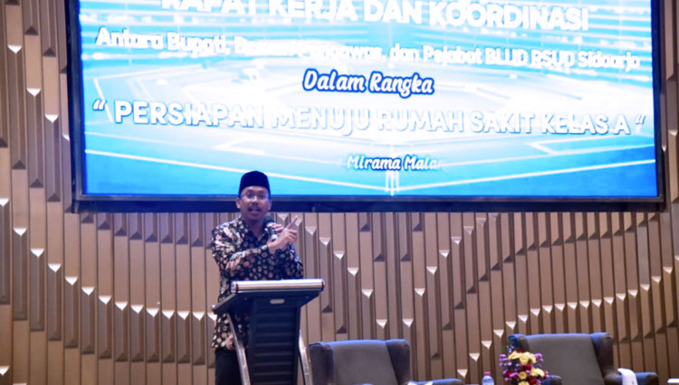 Bupati Sidoarjo saat menyampaikan pesannya kepada Direksi Management RSUD Sidoarjo terkait bakal naik kelas dari B ke Rumah Sakit Kelas A. (FOTO: dok. Kominfo Sidoarjo)