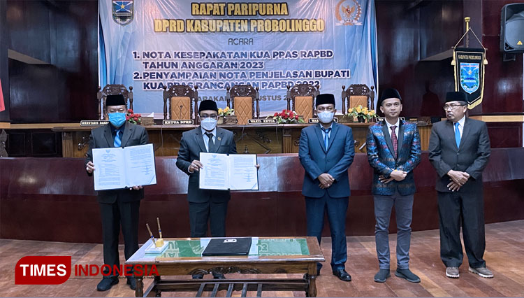 Sekda Soeparwiyono dan Pimpinan DPRD Kabupaten Probolinggo menunjukkan nota kesepakatan di ruang paripurna. (FOTO: Abdul Jalil/TIMES Indonesia)