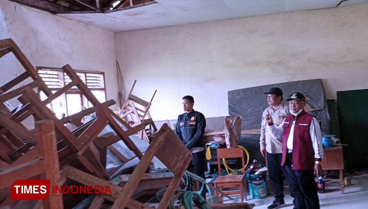 Bupati Malang Sanusi ketika meninjau Sekolah Negeri Rusak di Malang Barat. (FOTO: Binar Gumilang/TIMES Indonesia).
